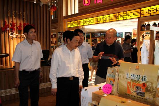 農(nóng)業(yè)部副部長屈冬玉參觀考察全國農(nóng)業(yè)優(yōu)質農(nóng)產(chǎn)品精品館-內(nèi)蒙古精品館