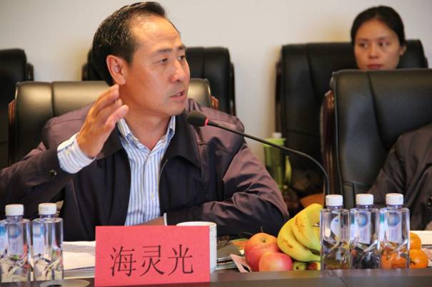 海南省內蒙古商會會長、內蒙古農牧業(yè)產(chǎn)業(yè)化龍頭企業(yè)協(xié)會海南辦事處主任海靈光介紹對接情況.JPG