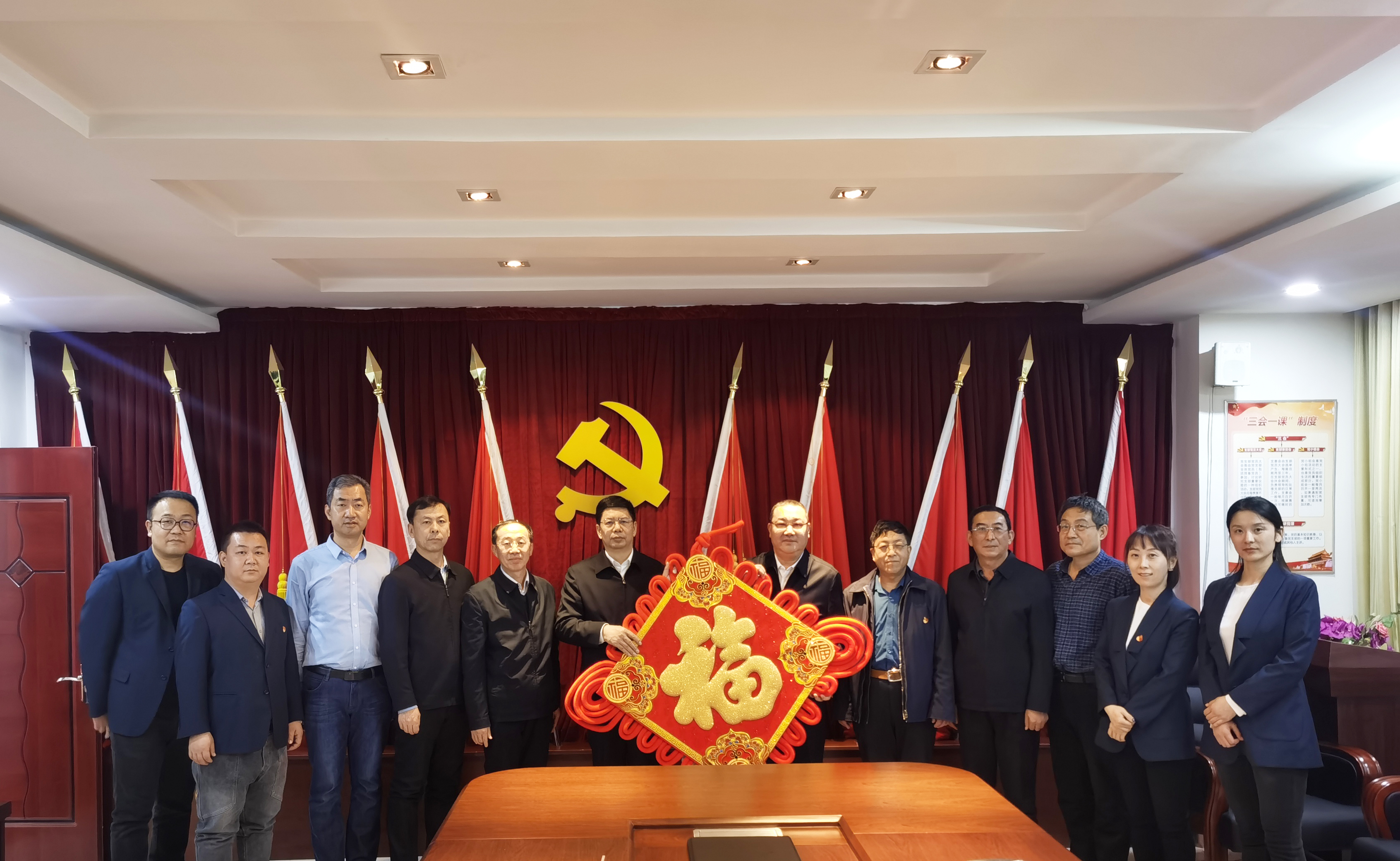 自治區(qū)政協(xié)副主席、工商聯(lián)主席安潤生等領(lǐng)導(dǎo)蒞臨協(xié)會(huì)慰問指導(dǎo)